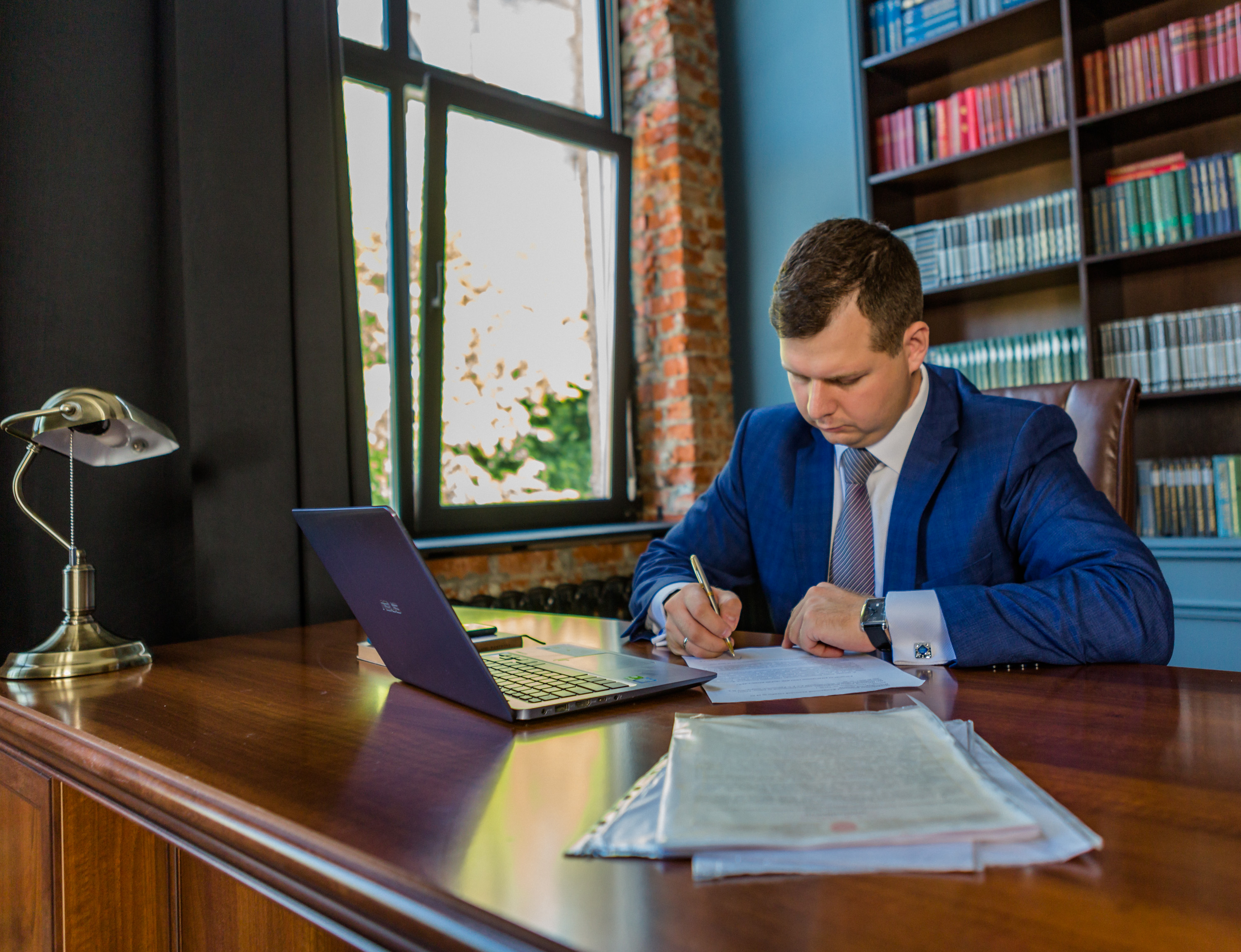 Юрист работает с документами в кабинете